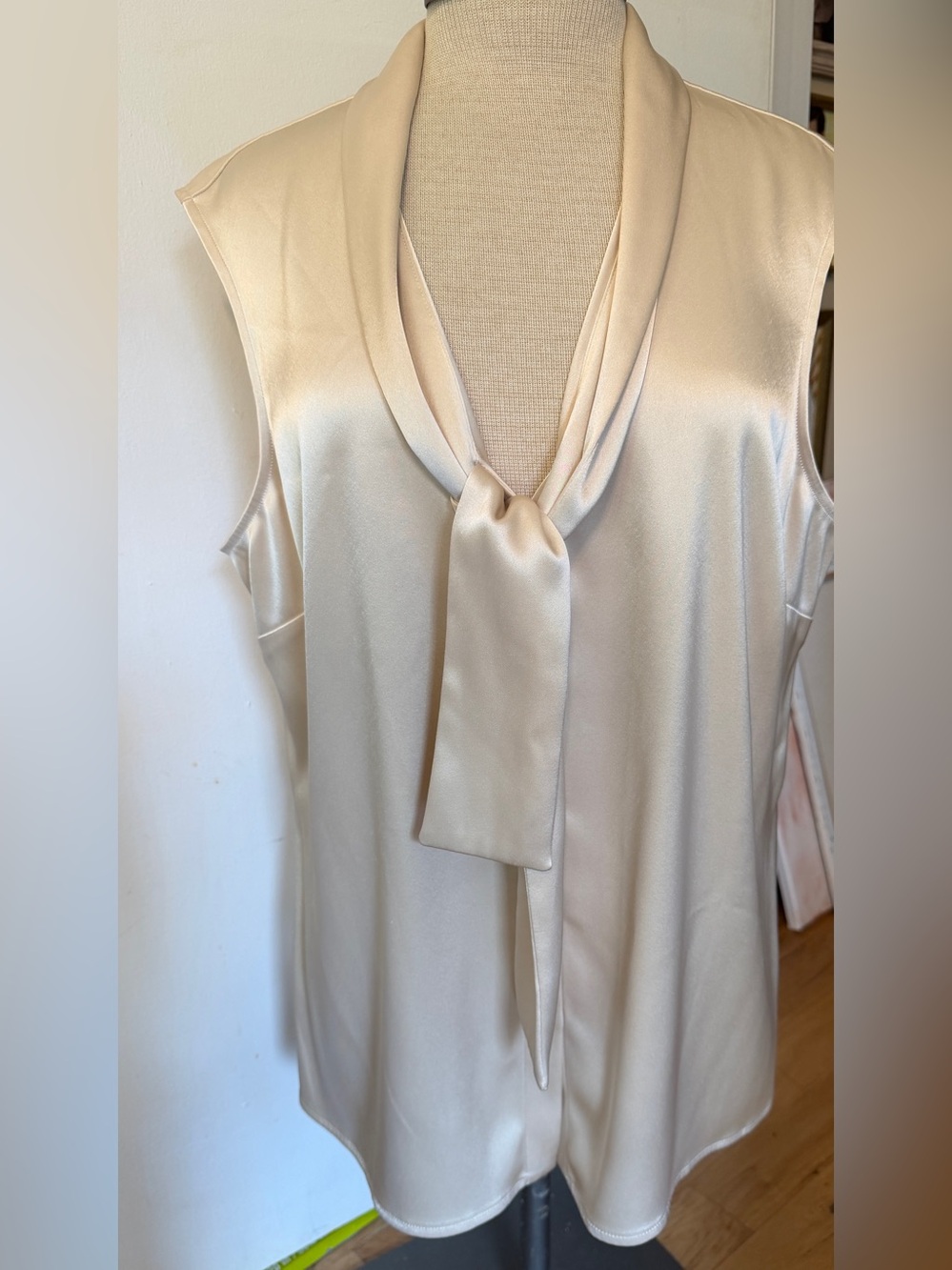 Gorgeous St.John Satin-Look Blouse in Light Champagne. Beautiful flowing fabric.